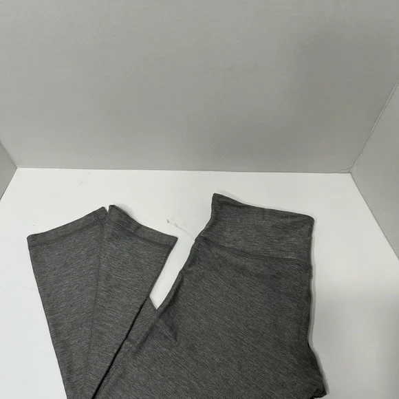 Lululemon Grey Size 6 Women’s Short Leggings, waist 28”, inseam 23”, length - Picture 4 of 14